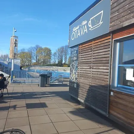 Yksio Keskustan Tuntumassa, Puiston Ja Jokirannan Vieressa